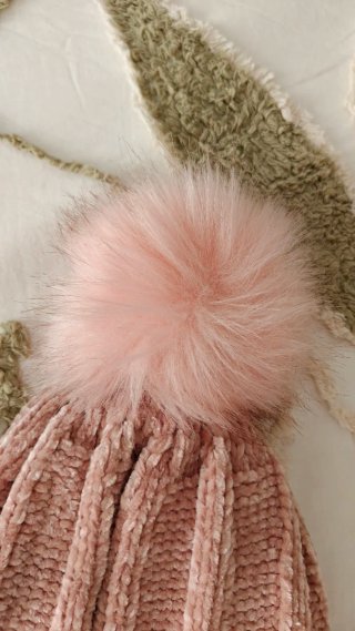 Gorro rosa con pompón