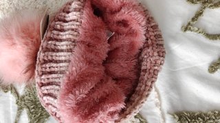 Gorro rosa con pompón