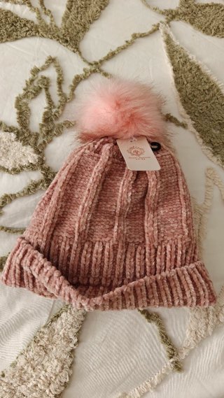 Gorro rosa con pompón