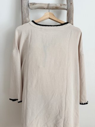 Blusa beige con ribete negro