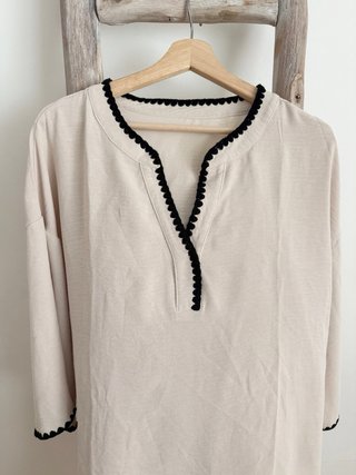 Blusa beige con ribete negro