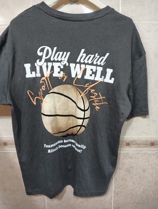 Camiseta Gris con Estampado Baloncesto