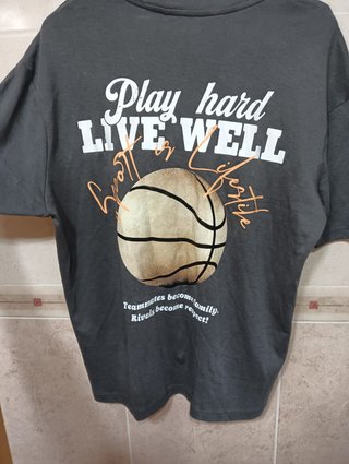 Camiseta Gris con Estampado Baloncesto