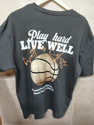 Camiseta Gris con Estampado Baloncesto