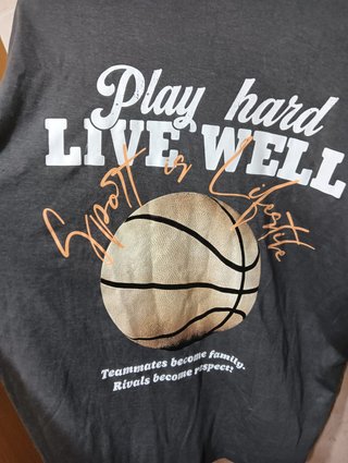 Camiseta Gris con Estampado Baloncesto
