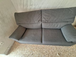Sofá gris de tela