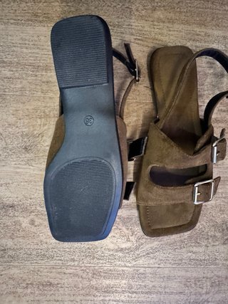 Sandalias planas marrones con hebillas
