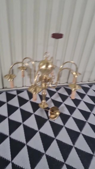 Lámpara de metal dorada