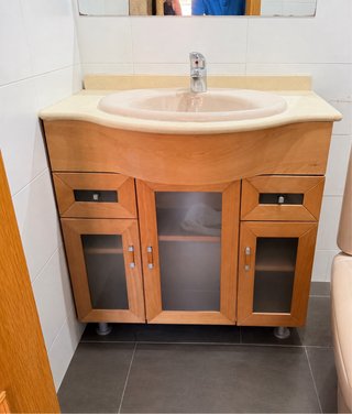 Mueble de baño madera con lavabo y grifo
