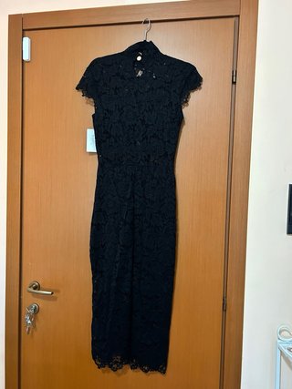 Abito in pizzo aderente nero