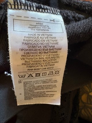 Felpa Adidas con detalles de encaje (stripes).