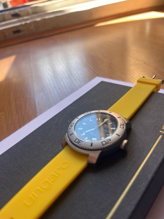 Reloj Ungaro Negro y Amarillo Sin Usar