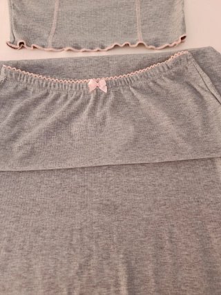Conjunto top y falda gris con lazo rosa