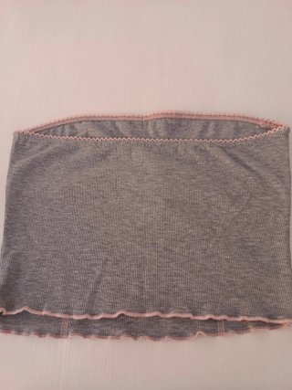 Conjunto top y falda gris con lazo rosa