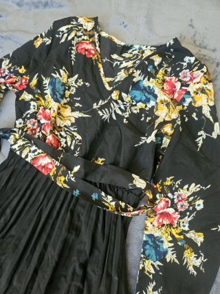 Elegante vestido largo negro con estampado floral