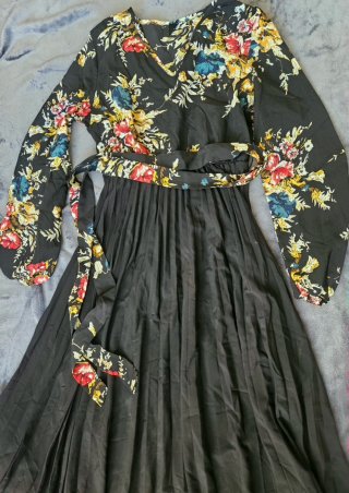 Elegante vestido largo negro con estampado floral