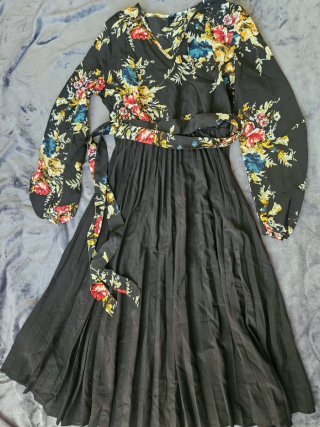 Elegante vestido largo negro con estampado floral