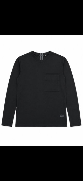 Camiseta negra manga larga con bolsillo