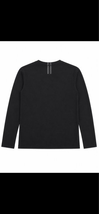 Camiseta negra manga larga con bolsillo