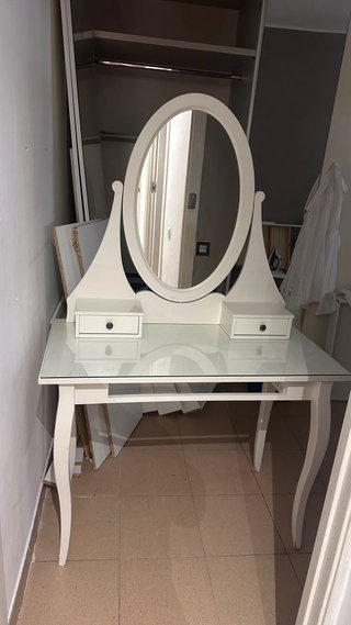 Tocador blanco con espejo ovalado y cristal