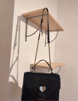 Mala Love Moschino preta com coração dourado