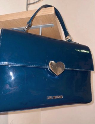 Mala Love Moschino preta com coração dourado