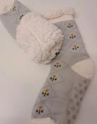 Cojín Ikea y calcetines de invierno