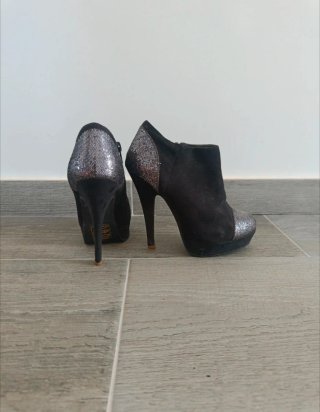 Botines tacón negros y plateados