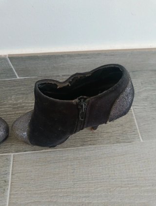 Botines tacón negros y plateados