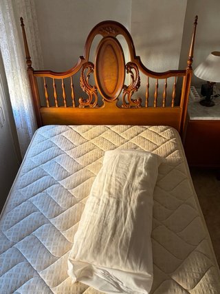 Cama Clásica con Mesilla