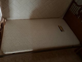 Cama Clásica con Mesilla