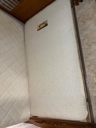 Cama Clásica con Mesilla