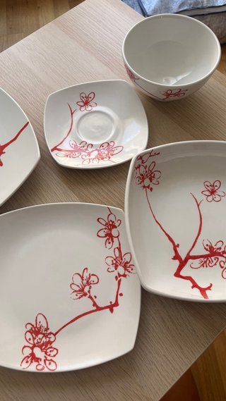 Vajilla cerámica con flores rojas