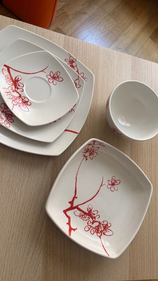 Vajilla cerámica con flores rojas