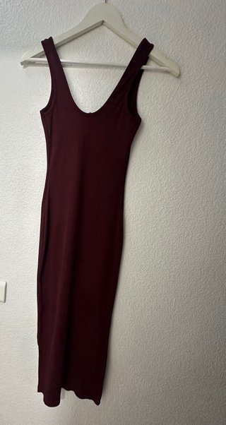 Vestido midi canalé granate con aros