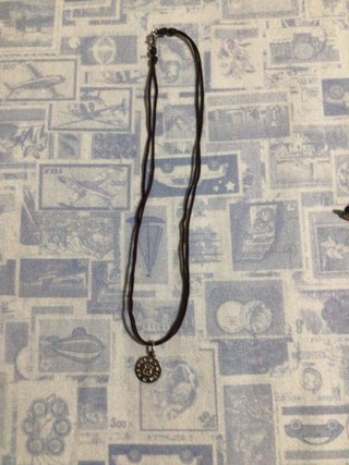 Collar con colgante plateado