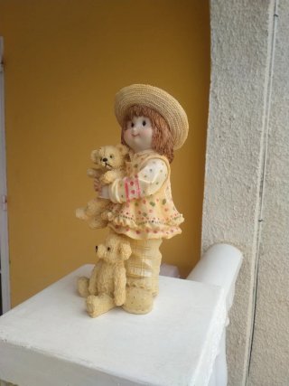 Figura bambina con orsetti di peluche