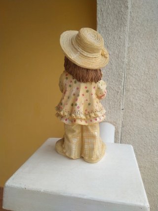 Figura bambina con orsetti di peluche