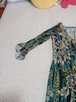 Vestido verde floreado.