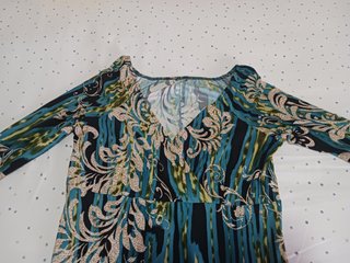 Vestido verde floreado.