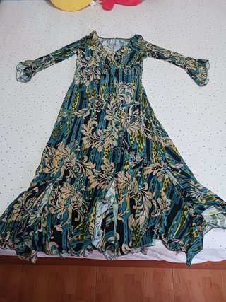 Vestido verde floreado.