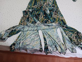 Vestido verde floreado.