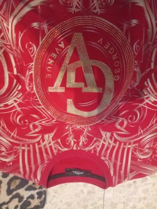 Sudadera roja con estampado dorado