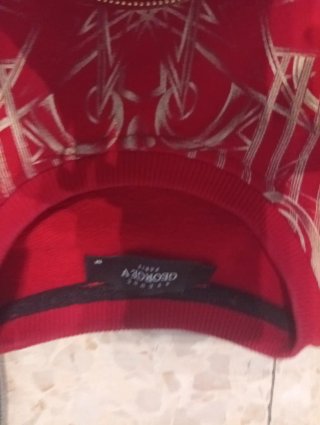 Sudadera roja con estampado dorado