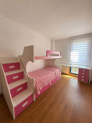 Litera infantil rosa y blanca con 2 cajones abajo