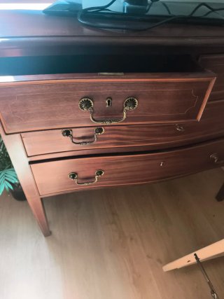 Cómoda de madera con cajones