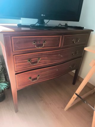 Cómoda de madera con cajones