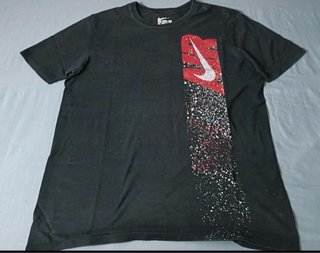 Camiseta Nike Negra con Diseño Rojo y Blanco