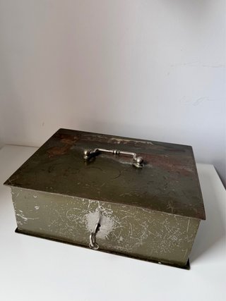 Caja metálica antigua con llave