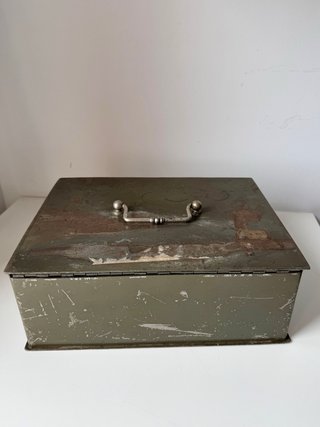 Caja metálica antigua con llave